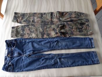 2 pantalons bleu et kaki, 9 ans