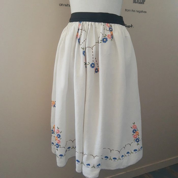 Superbe Jupe vintage blanche fleurie toile de coton brodée fleurs pastel