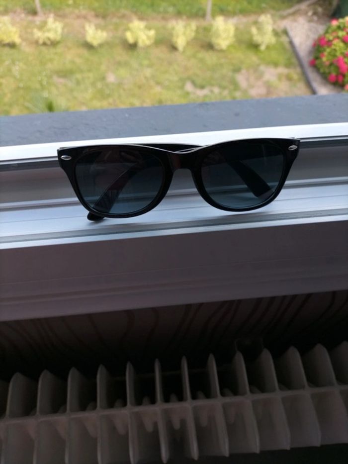 Lunettes de soleil unisexe en plastique noire taille adulte