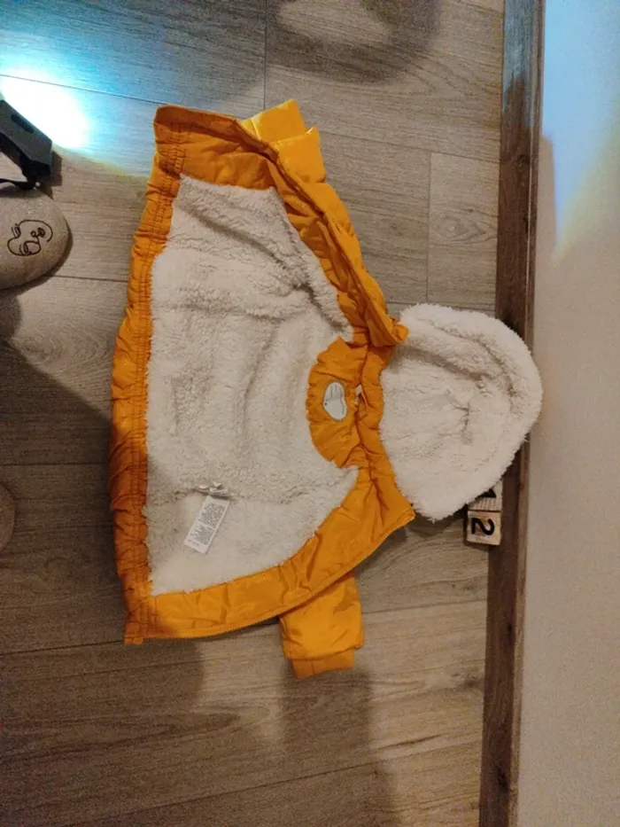 Blouson d'hiver jaune moutarde. 12 mois. - photo numéro 8