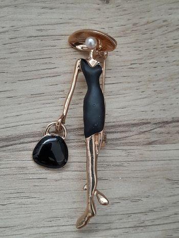 Broche femme, robe noire, chapeau et sac à main, dorée