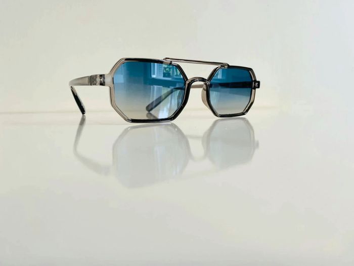 Lunette de soleil grise mixte verres bleus dégradés taille small uvprotection catégorie 2