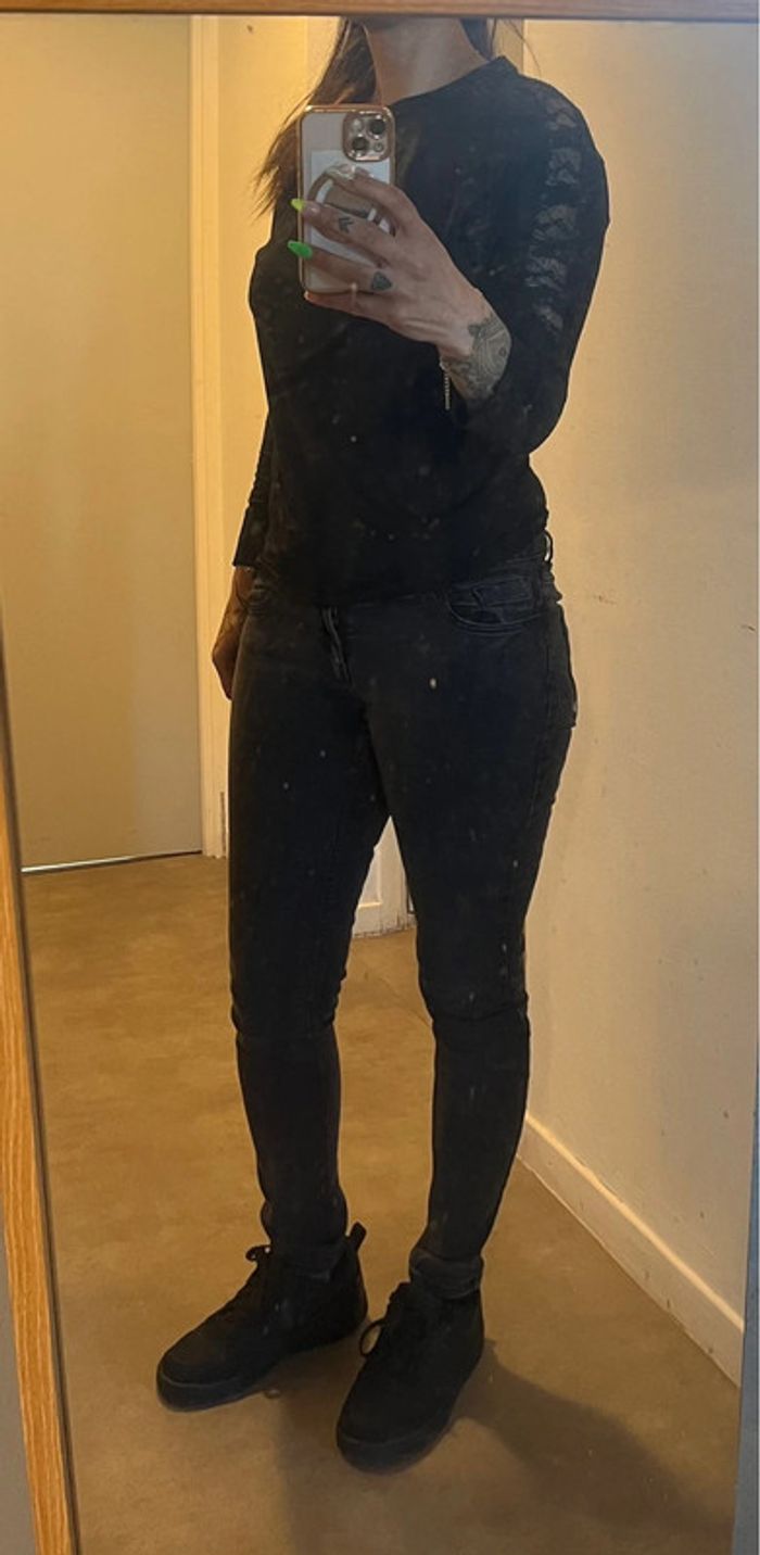 Haut noir à dentelle au dos et bras