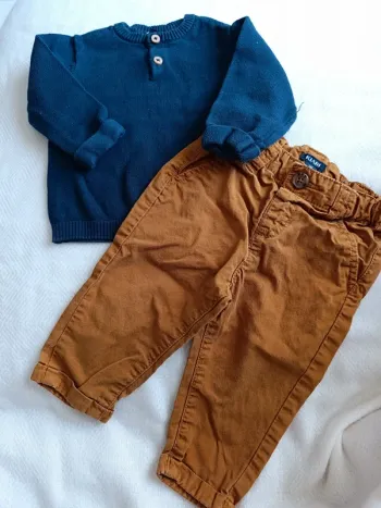 🎀 jolie petit ensemble Kiabi haut bleu marine et pantalon caramel taille 9 mois 🎀