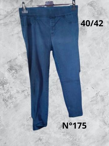 N°175 Pantalon bleu marine T40/42. Kiabi.