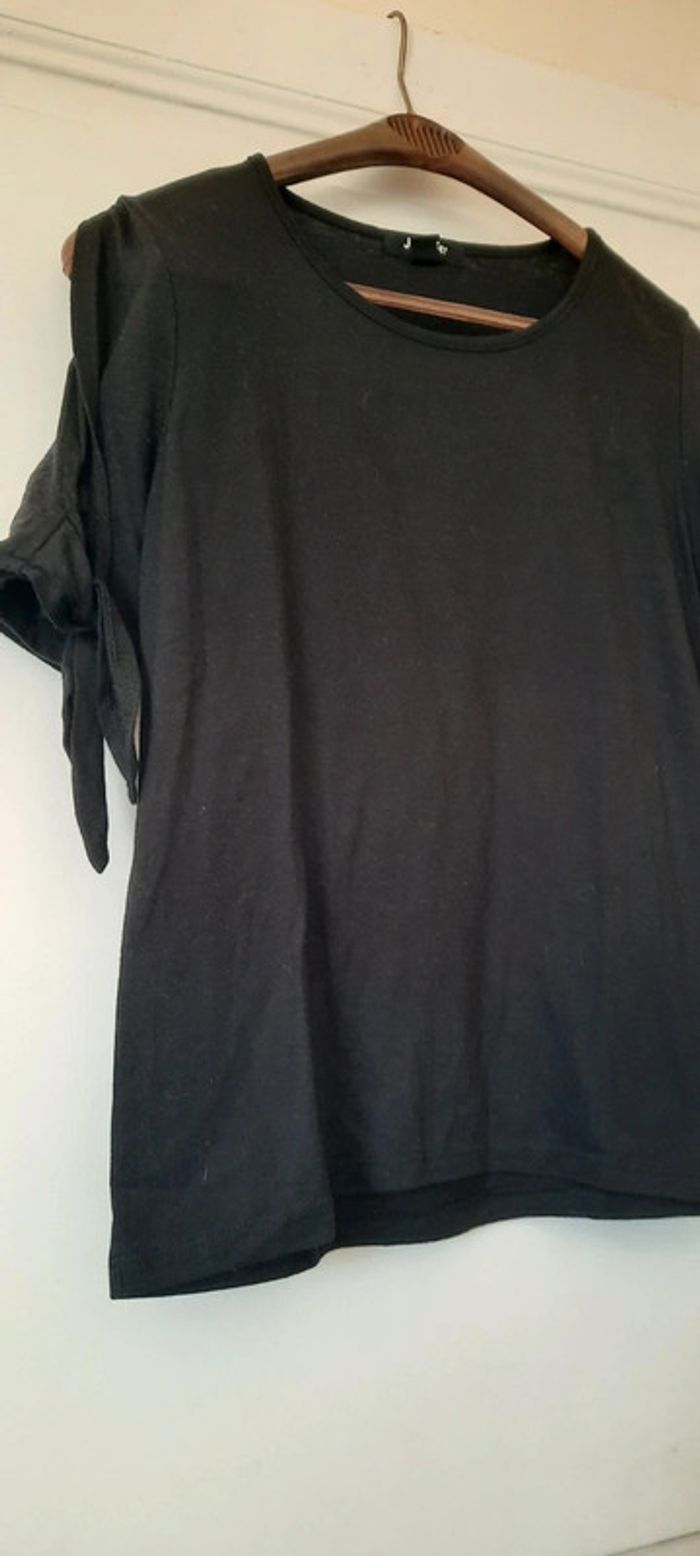 Tee-shirt noir - photo numéro 2