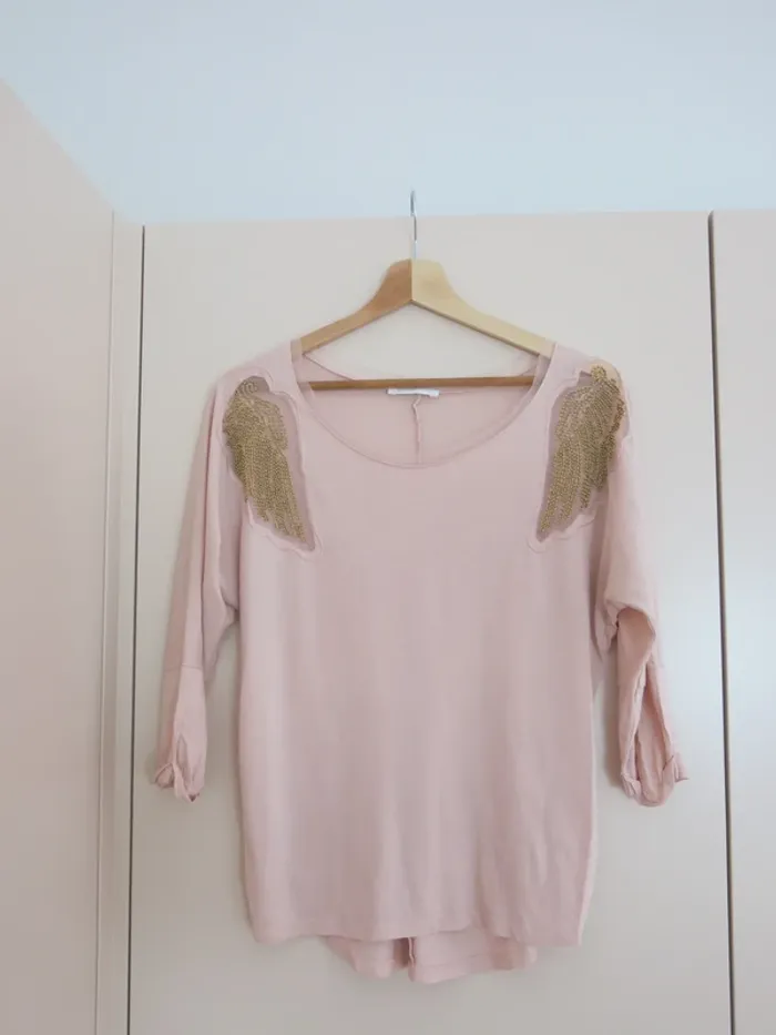 Top manches longues avec motif ailes dorées