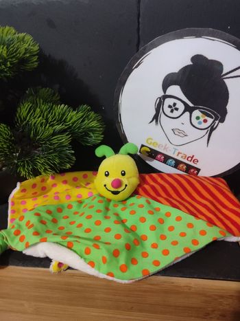 Doudou plat coccinelle Les Microbébettes bébé confort vert jaune rouge pois rayé