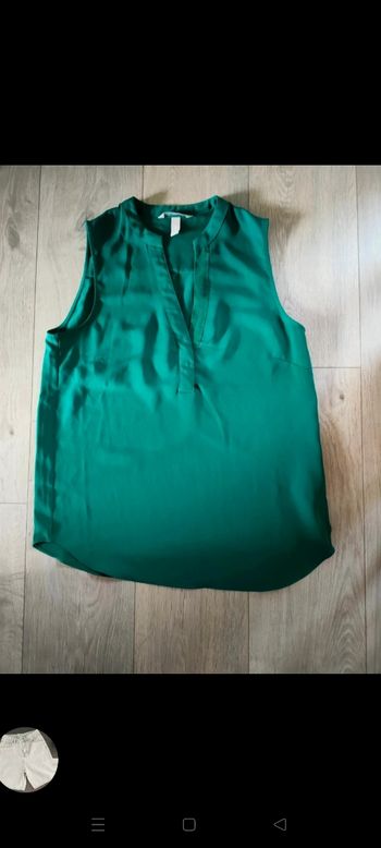 Blouse effet satin col v sans manches 