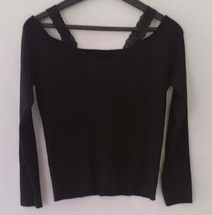 Haut noir femme taille S Manches longues Détails dentelle Encolure V Bon état Chic élégant - photo numéro 7