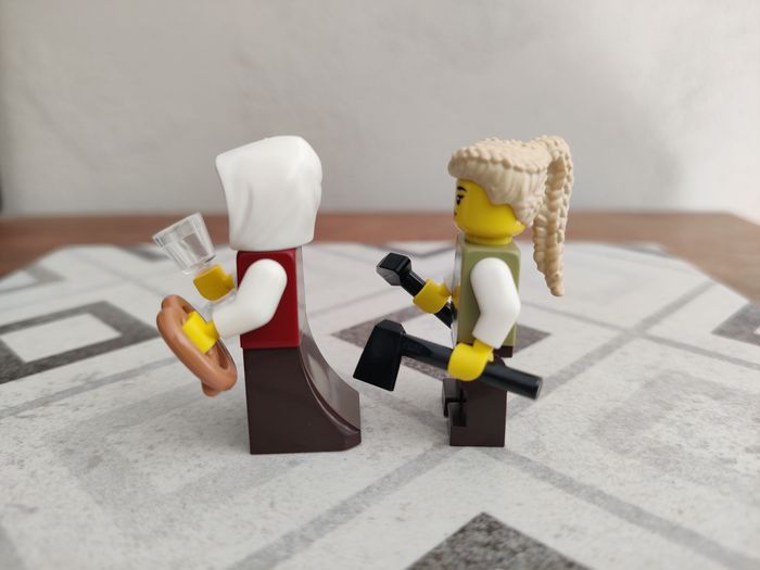 2 figurines Menuisière et Aubergiste du set Lego 10332 Place du Village Médiéval - photo numéro 2