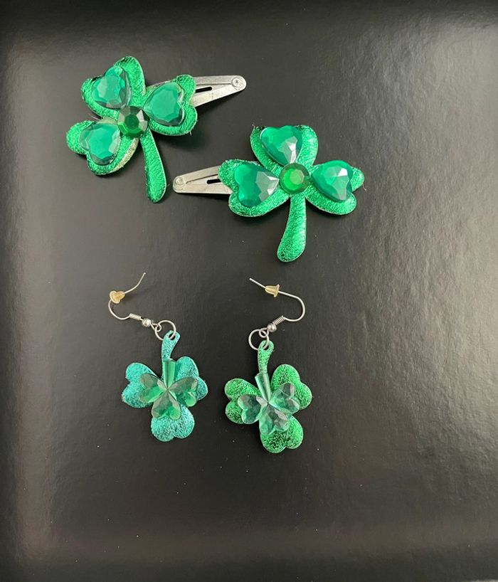 Lot barrettes et boucles d’oreilles trèfle