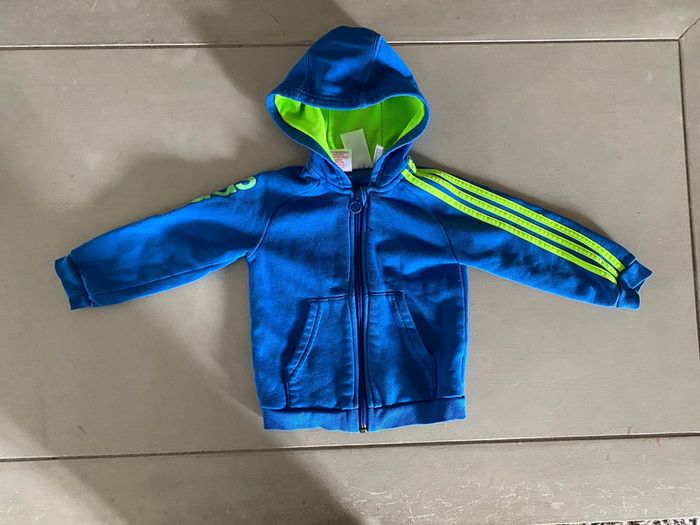 Gilet zippé veste Adidas bleue et verte fluo avec capuche taille 12 / 18 mois