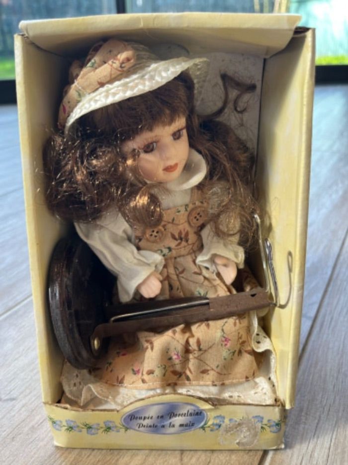 Poupee en porcelaine