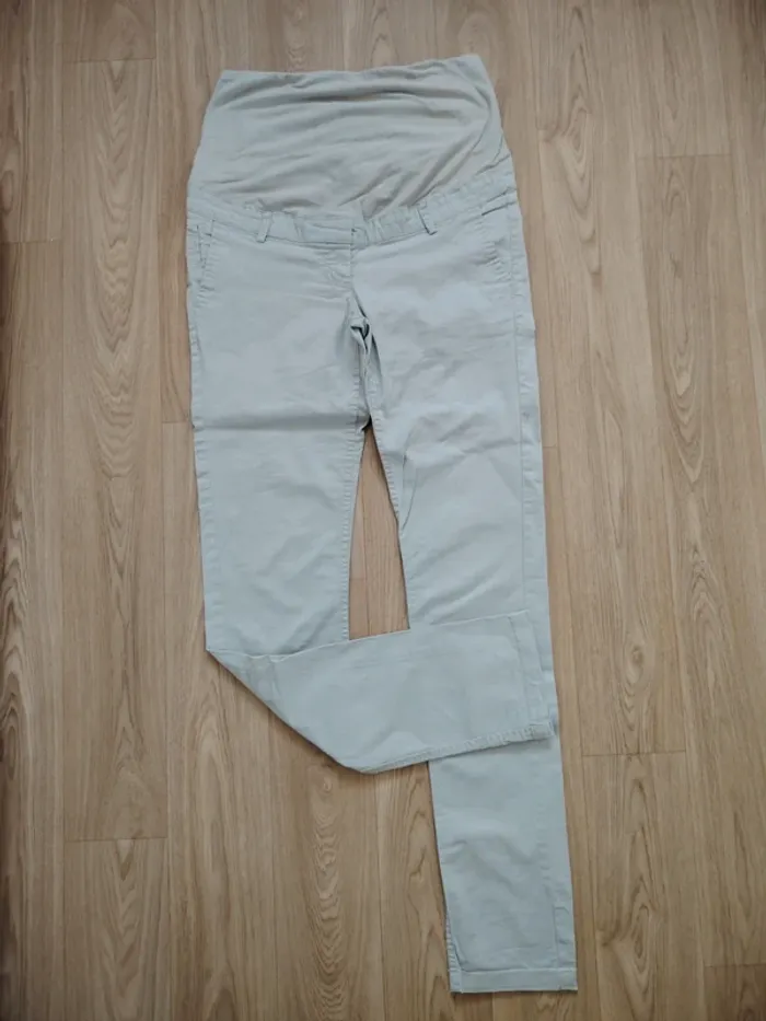 Pantalon beige de grossesse