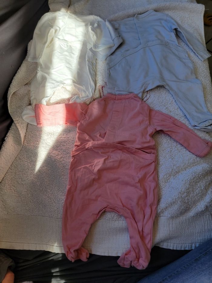 Lot de 3 pyjamas et 2 bodies 1 mois fille - photo numéro 5