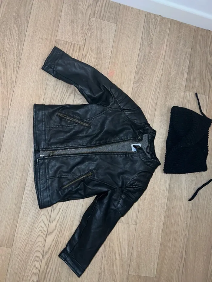 Ensemble veste simili cuir zara + bonnet et cache cou 3/4 ans bonne etat - photo numéro 2