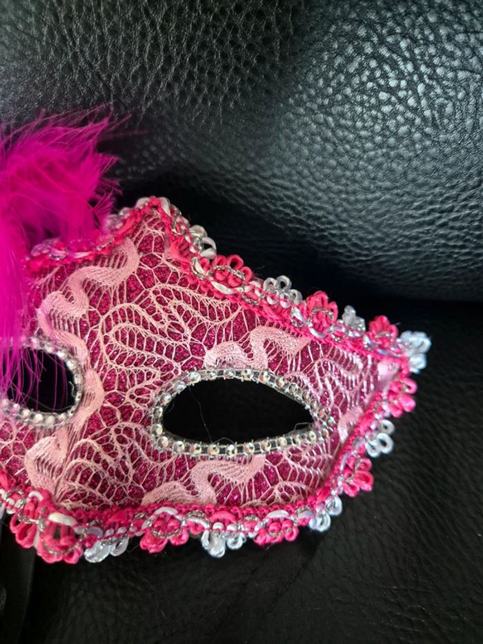 Masque de carnaval avec plumes et strass rose - photo numéro 4