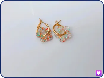 Boucles d’oreilles fleurs en résine – anneaux dorés