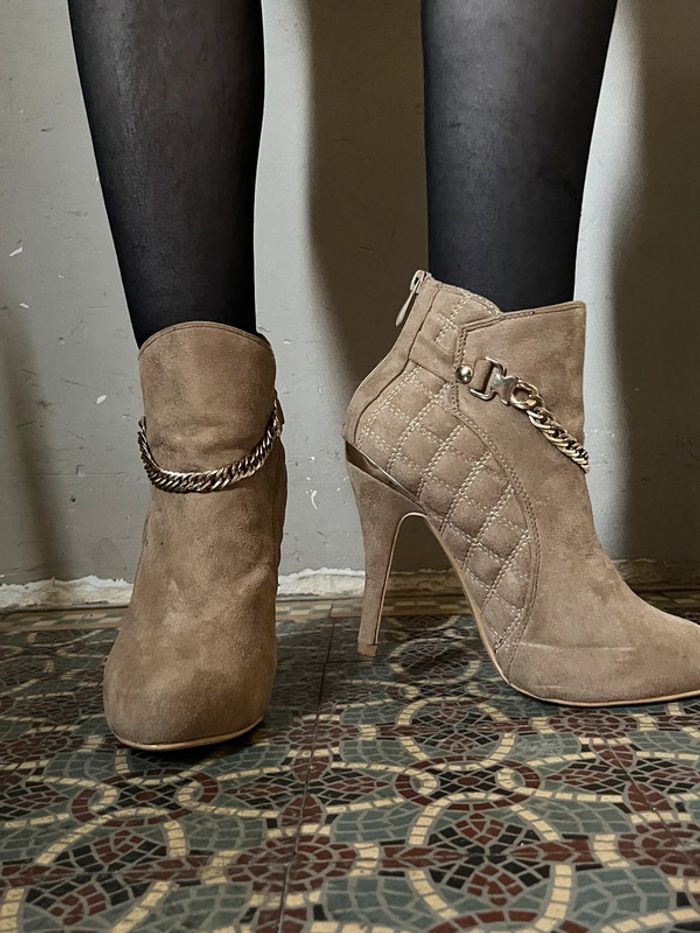 Bottines beige à talons aiguilles avec chaînes doré - photo numéro 5