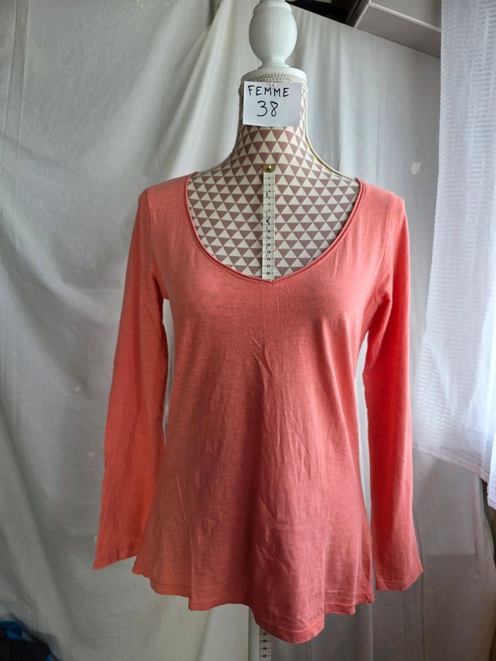 Tee-shirt,saumon,col V,ML, en très très bon état, largeur d'épaule 36cm, largeur sous bras 47cm, longueur 60cm,en coton,marque Camaïeu =5€