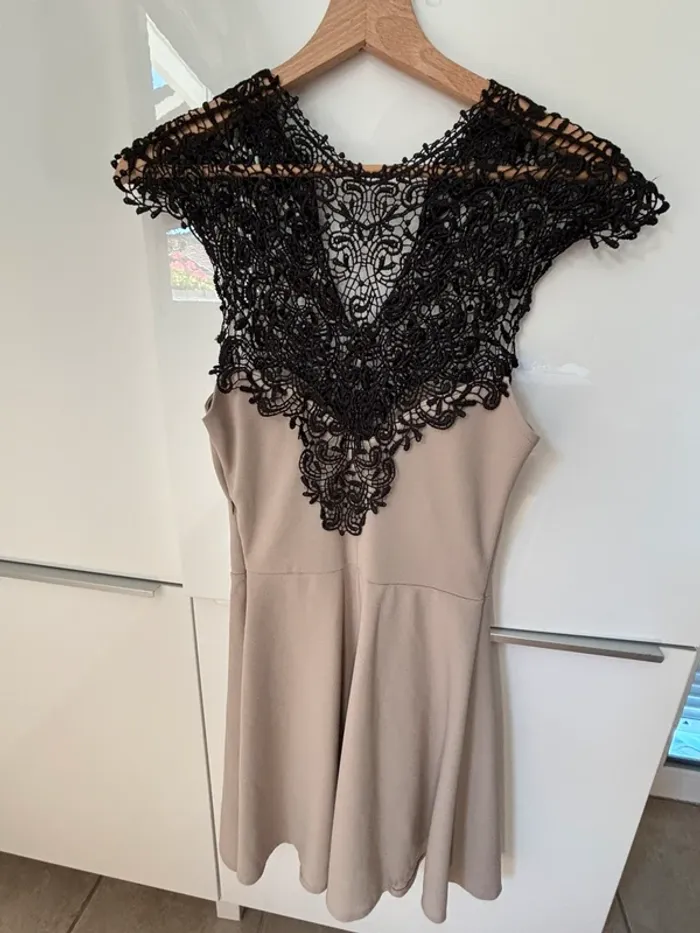 Robe avec dentelle taille S - photo numéro 2