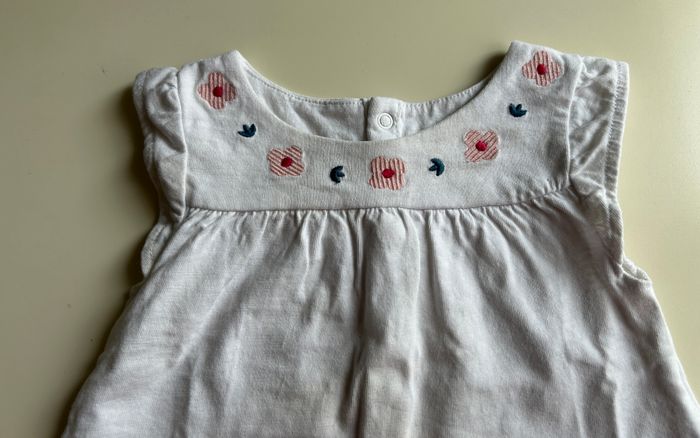 Tee-shirt blanc broderie fleurs taille 6 mois - photo numéro 2