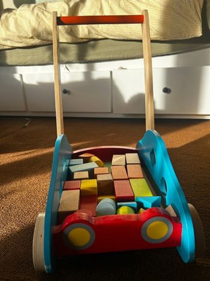 Poussette déambulatrice / Chariot de marche / jeux des formes / blocs en bois