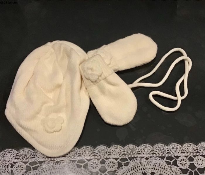 Ensemble 2 pièces bonnet et moufles taille 6/12 mois couleur crème