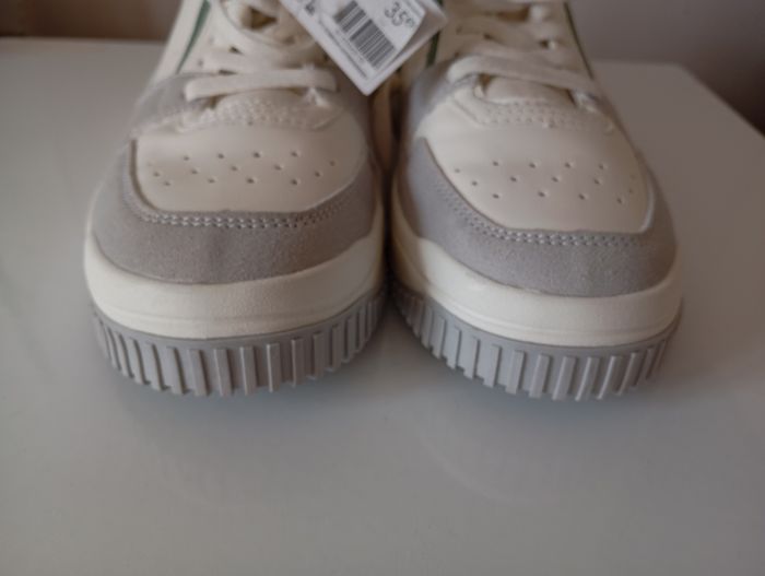Paire de  baskets neuves . P38 . Blanc vert et gris . Lacets . Cache-cache. - photo numéro 5