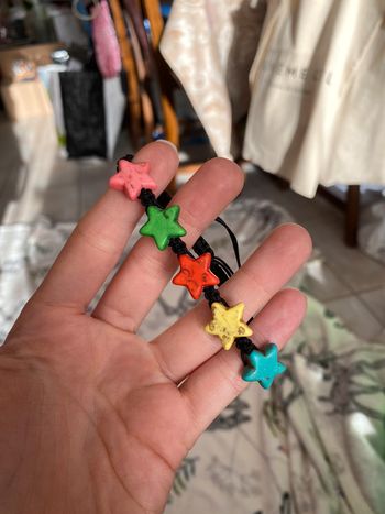 Bracelet étoiles multicolores.