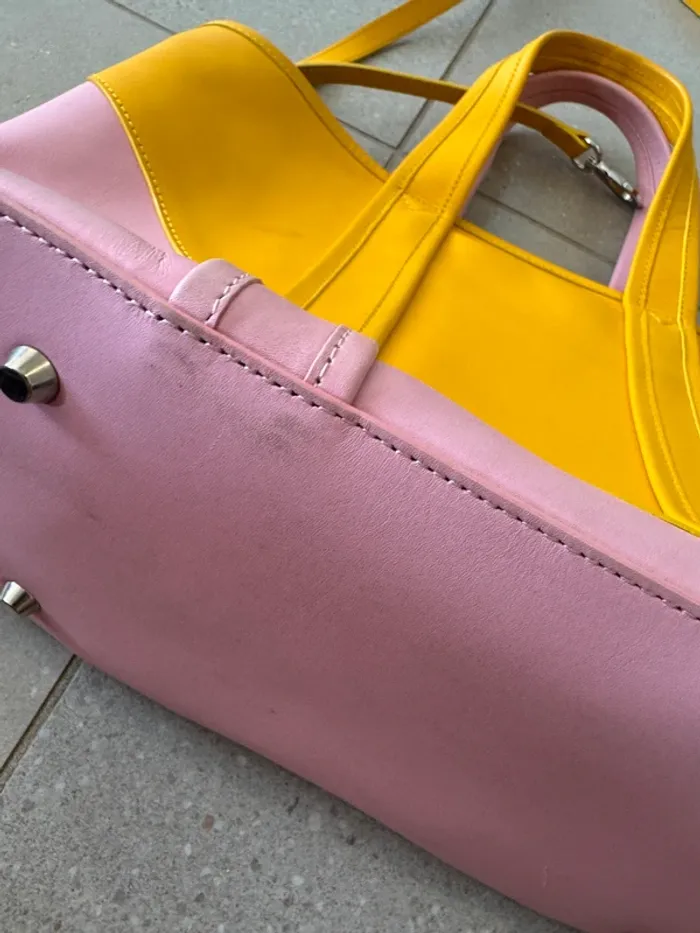 Sac à main rose et jaune Pierre Hardy, bon état mais il y a quelques traces d'usures, 26,5x22cm - photo numéro 2