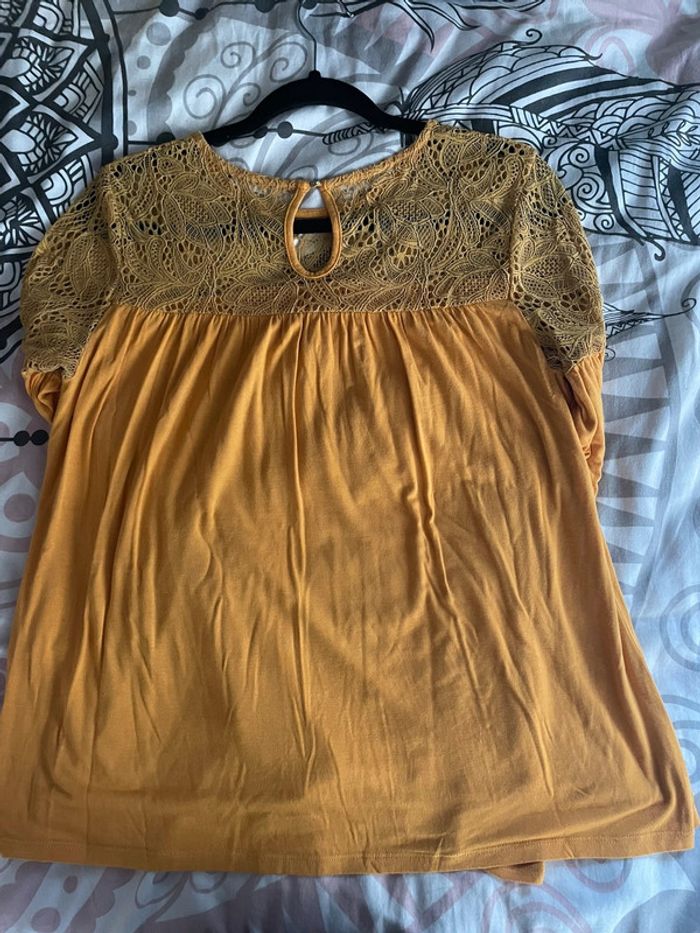 Haut avec de la dentelle sur les épaules - photo numéro 2