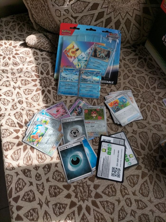 Tripack Évolution prismatique 2025 et un paquet de sleeves.