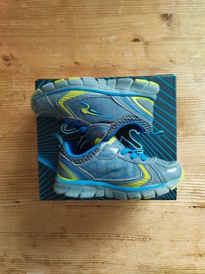 Baskets enfant Airness – Pointure 23 – Grises & bleues avec détails jaunes - photo numéro 2