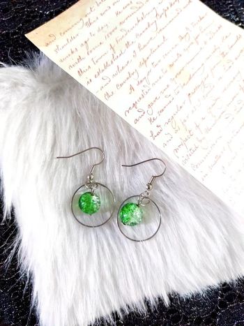 Magnifique paire de boucles d'oreilles pendantes avec perles verte