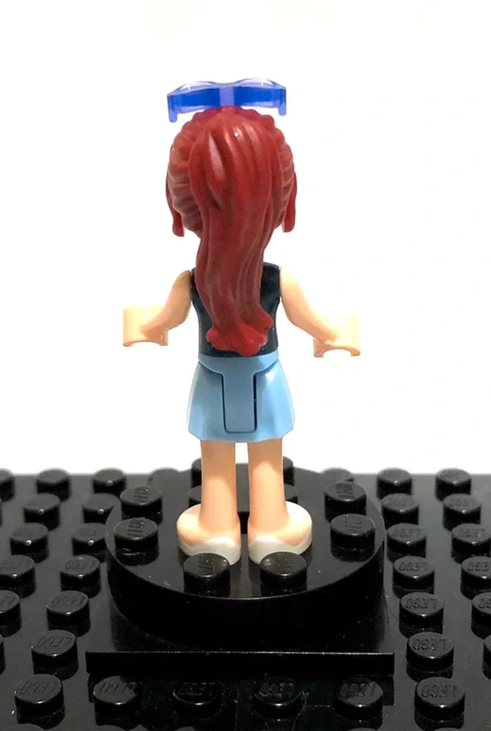 LEGO Friends - Mia, bright light blue skirt, dark blue vest top - photo numéro 2