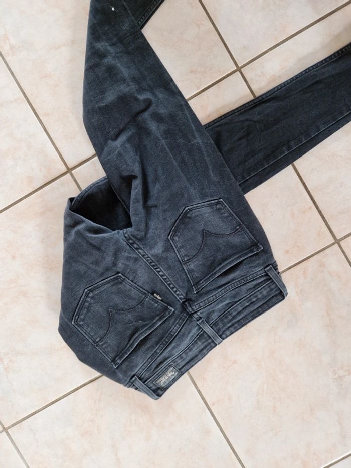 Jean levis noir taille 34 - photo numéro 3