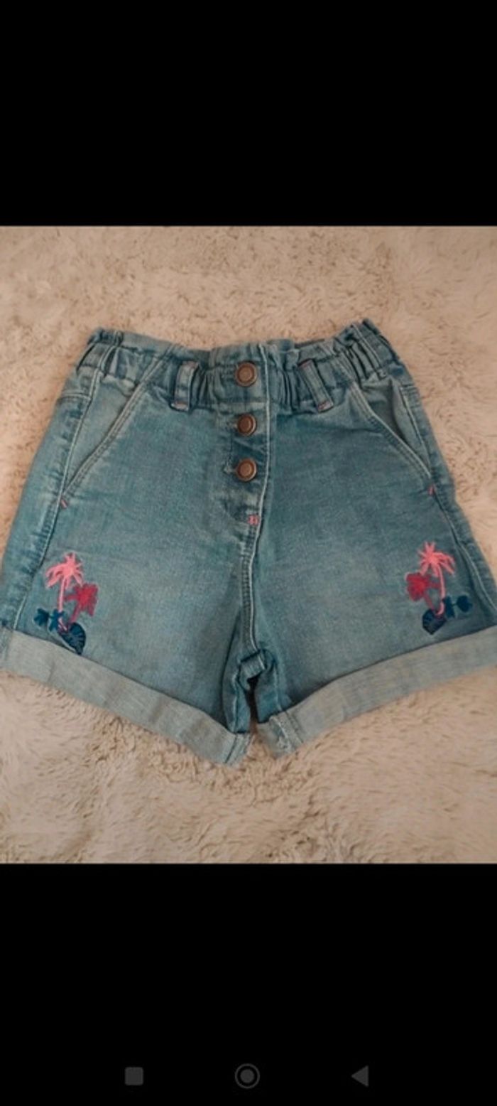 Jolie short en jean taille 4 ans