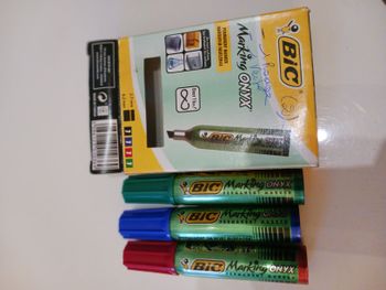 boite de 3 markers vert rouge et bleu neuf Bic (boite ouverte écrit dessus)