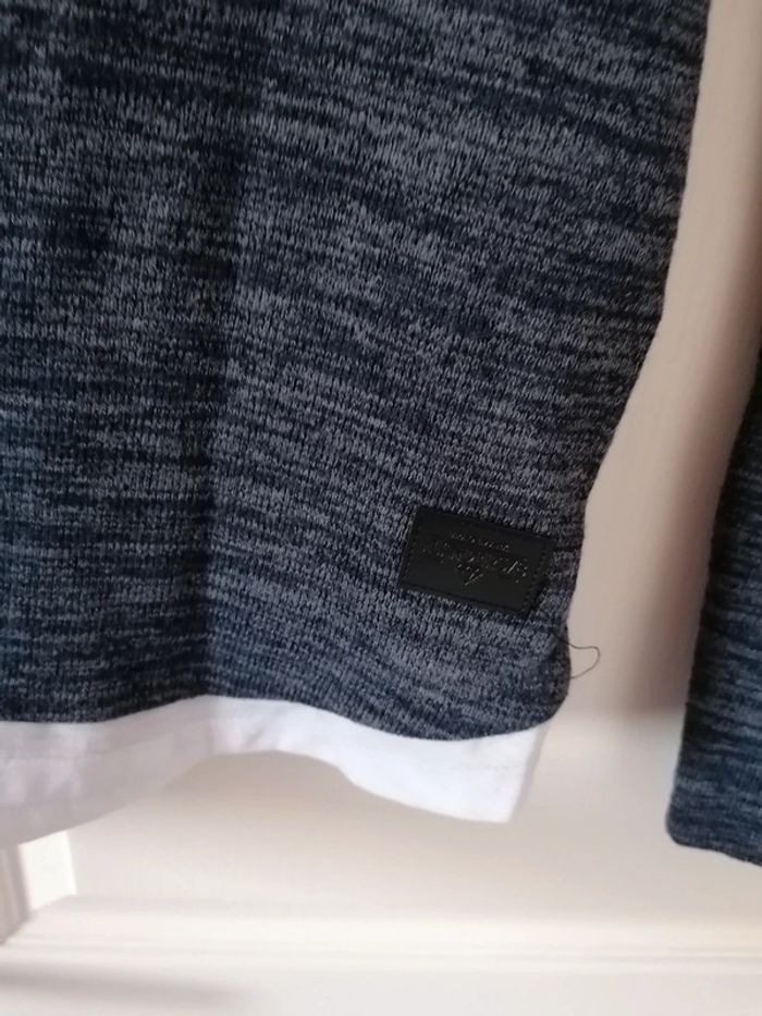 Pull effet tee-shirt dessous neuf avec capuche juste lavé taille L - photo numéro 3