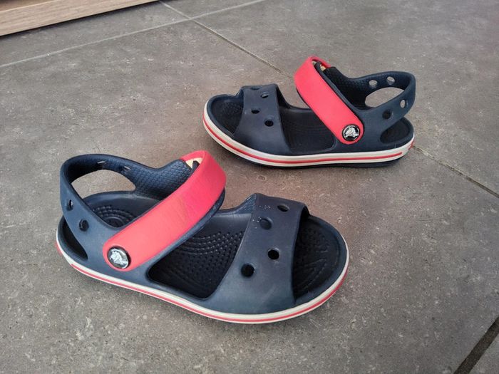 Sandales Crocs rouge et bleu marine C8 (24-25) - photo numéro 7