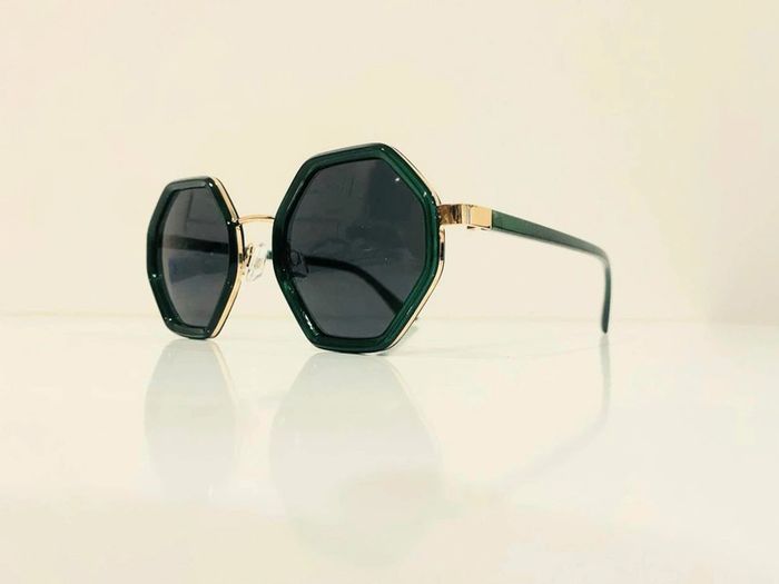 Lunette de soleil mixte hexagonale verte et dorée uvprotection catégorie 3 - photo numéro 4