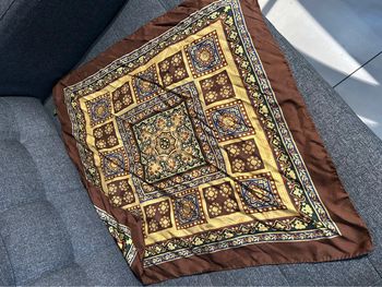 Grand foulard en soie marron
