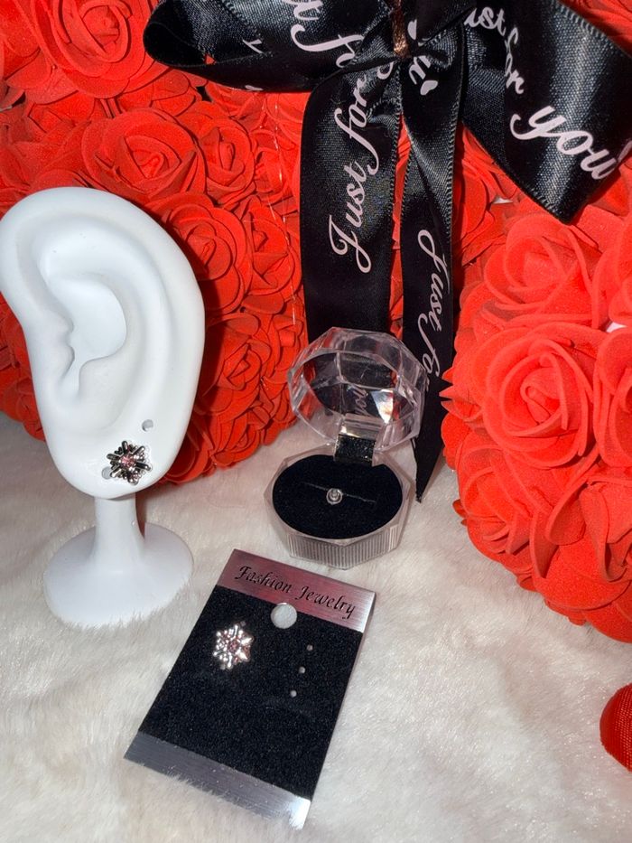 🌸 Boucles d’oreilles argentées flocon rose – Élégantes et originales ! 🌸