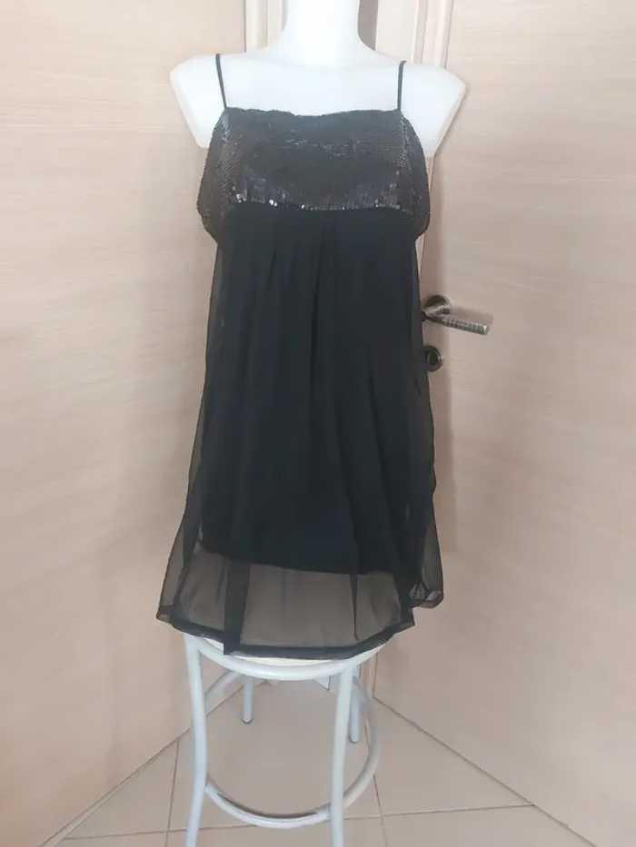 Superbe robe noire voile et sequin