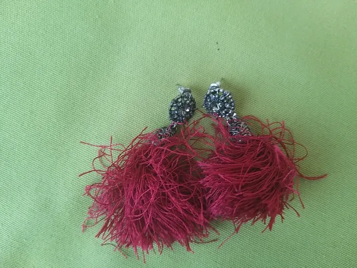 Boucle d'oreille argentée et fils rouges