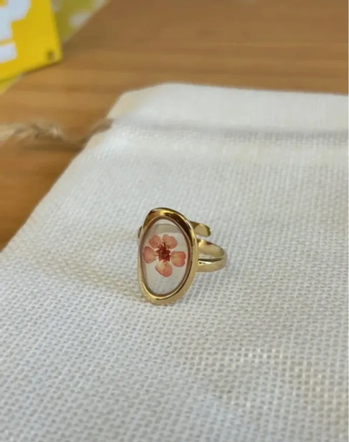 Bague dorée avec fleurs - photo numéro 3