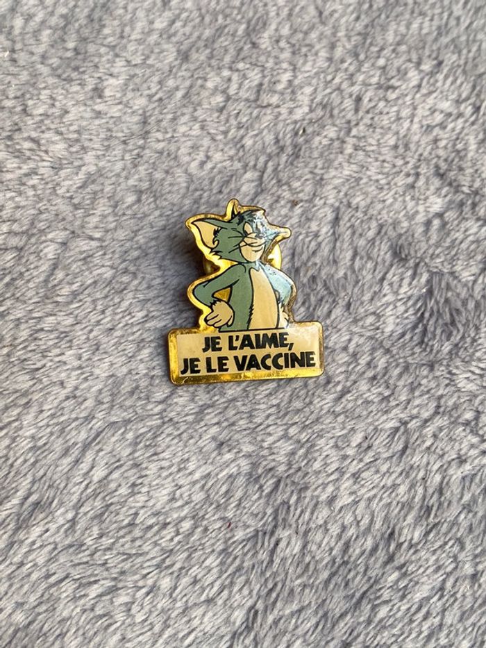Pin’s broche Tom je l’aime je le vaccine, vintage, cryptone 1990