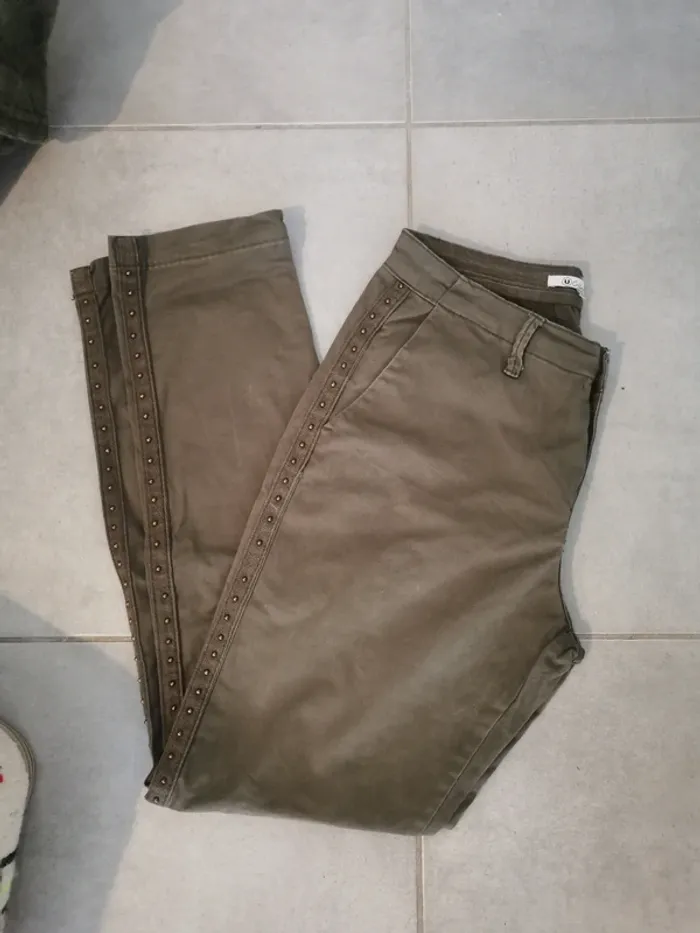 Pantalon kaki clouté